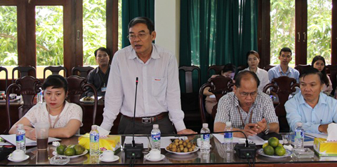 Ông Vũ Văn Đông, Phó Giám đốc Sở NN-PTNT hướng dẫn các cá nhân, tập thể địa điểm giải quyết các thủ tục hành chính từng lĩnh vực