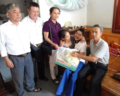 Hội Nạn nhân chất độc da cam/Dioxin các cấp thăm hỏi, tặng quà một gia đình nạn nhân tại huyện Ea Kar.  