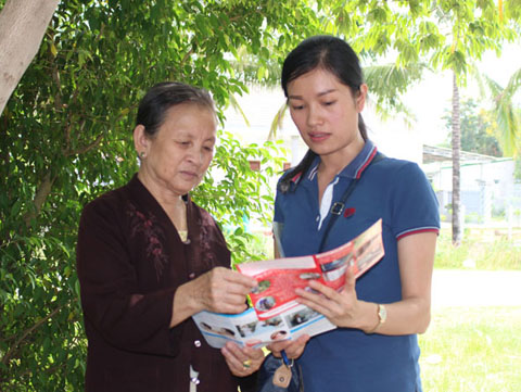 Cán bộ Trung tâm Truyền thông giáo dục sức khỏe tỉnh (bìa phải) hướng dẫn người dân huyện M’Đrắk các biện pháp phòng chống sốt xuất huyết.   