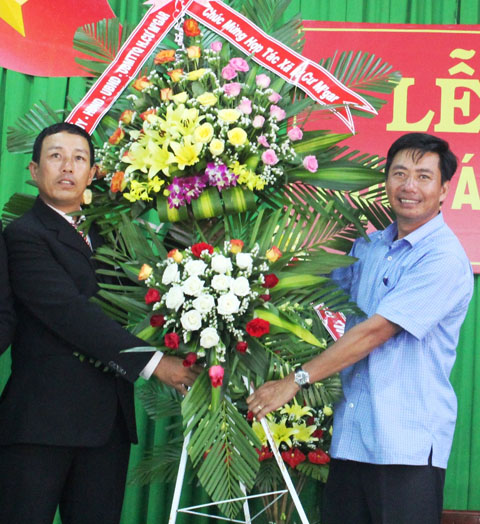 Bí thư Huyện ủy Cư M'gar tặng hoa chúc mừng HTX bơ Cư M'gar nhân dịp ra mắt
