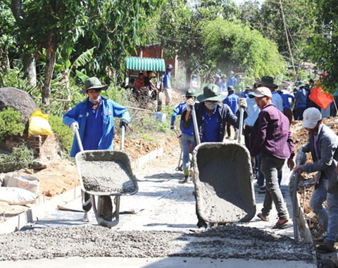 Sinh viên tình nguyện và  đoàn viên thanh niên huyện M'Đrắk tham gia làm đường giao thông nông thôn                   tại xã Ea Pil. 