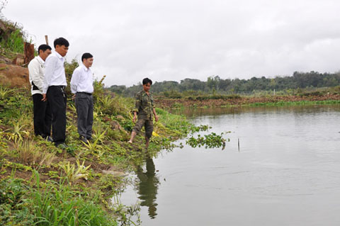 Cán bộ Ngân hàng NN-PTNT thẩm định một dự án tại huyện  Cư Kuin. 