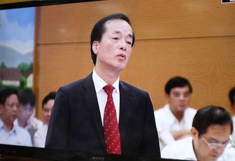Bộ trưởng Bộ Xây dựng Phạm Hồng Hà giải trình các chất vấn của đại biểu. (Ảnh chụp qua màn hình)