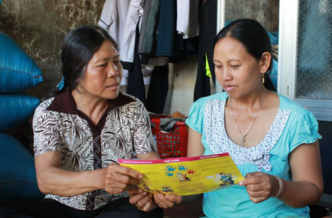 Cộng tác viên dân số buôn Ea Sang A (bên trái) tư vấn cho người dân về chăm sóc sức khỏe sinh sản - KHHGĐ.