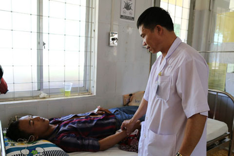 Bác sĩ Bệnh viện Đa khoa huyện Buôn Đôn đang thăm khám bệnh nhân mắc bệnh sốt rét. 
