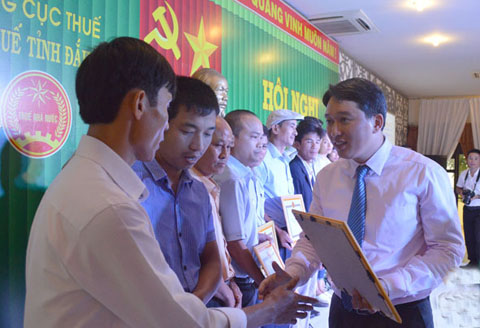 Phó Chủ tịch Thường trực UBND tỉnh Nguyễn Hải Ninh trao Bằng khen của UBND tỉnh tặng các tổ chức,  cá nhân thực hiện tốt nghĩa vụ thuế năm 2016.  