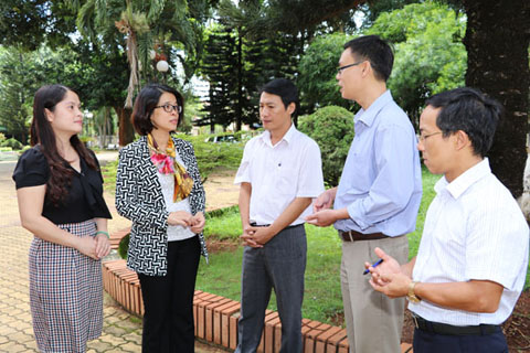 Đồng chí Huỳnh Thị Chiến Hòa, Trưởng Ban Tuyên giáo Tỉnh ủy (thứ 2 từ trái sang) trao đổi công việc với một số cán bộ của Ban.  Ảnh: Nguyễn Gia