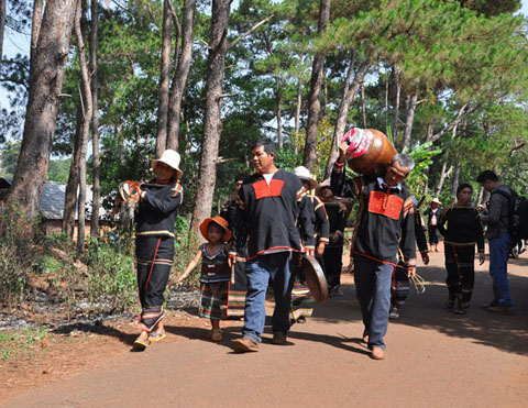 Người dân buôn Tring (thị xã Buôn Hồ) tham gia làm du lịch cộng đồng. 