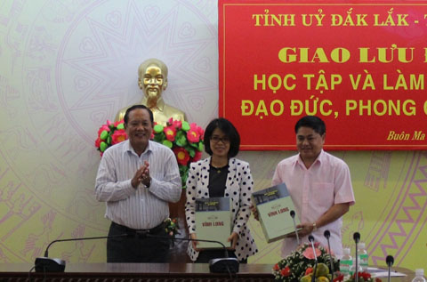 Đoàn công tác của tỉnh Vĩnh Long tặng quà lưu niệm tỉnh Đắk Lắk. 