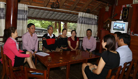 Ông Y Per Niê (thứ 3 từ trái sang) đang trò chuyện cùng cán bộ và người dân thị xã Buôn Hồ.