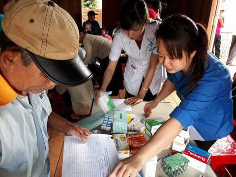 Chi hội Thầy thuốc trẻ Cư Kuin phối hợp với Hội LHTN huyện tổ chức khám bệnh, phát thuốc miễn phí cho người dân buôn Plei Năm, xã Ea Ktur. 