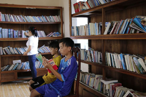 Các em học sinh đến đọc sách tại Thư viện huyện Buôn Đôn.