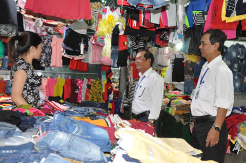 Cán bộ ngành Thuế kiểm tra một hộ kinh doanh nộp thuế theo phương pháp khoán tại huyện Krông Pắc 
