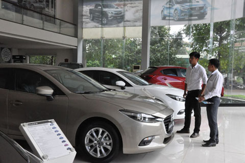 Khách hàng tham khảo giá xe tại Công ty TNHH Trường Linh. 