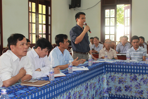 Doanh nghiệp trên địa bàn huyện Cư Mgar nêu những thắc mắc, kiến nghị với lãnh đạo Huyện ủy tại buổi đối thoại.