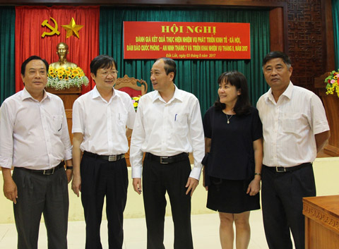 Chủ tịch UBND tỉnh Phạm Ngọc Nghị và các đại biểu bên lề hội nghị
