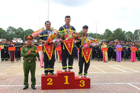 Đại diện Ban tổ chức trao giải nội dung thi chạy 400 m vượt chướng ngại vật CNCH cho các đội thi xuất sắc