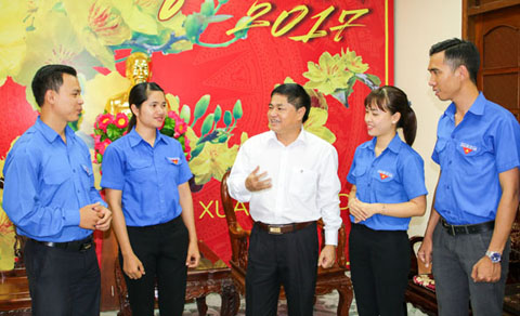 Phó Bí thư Thường trực Tỉnh ủy Phạm Minh Tấn trao đổi hoạt động phong trào với đoàn viên, thanh niên.  Ảnh: N.Gia 