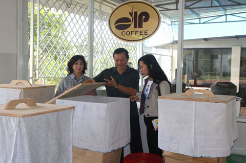 Quy trình chế biến cà phê khép kín của cơ sở sản xuất cà phê DlP tại xã Cư Bao,  thị xã Buôn Hồ. 