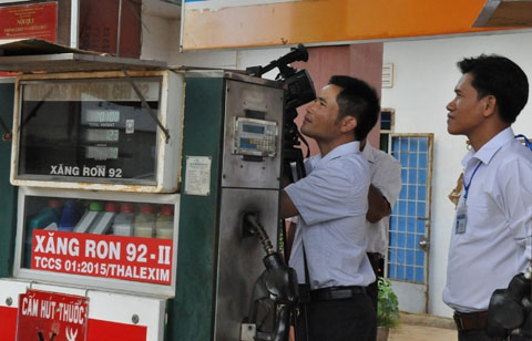 Cơ quan chức năng kiểm tra một cơ sở kinh doanh xăng dầu tại huyện Cư Kuin