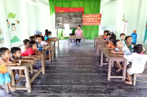 Một lớp học mầm non ở xã Cư M'ta (huyện M'Đrắk) phải mượn hội trường thôn để học.