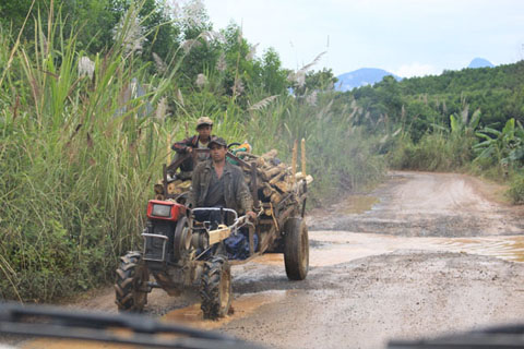 Đường giao thông vào xã Cư San (huyện M’Đrắk) nhiều đoạn bị hư hỏng nặng.  