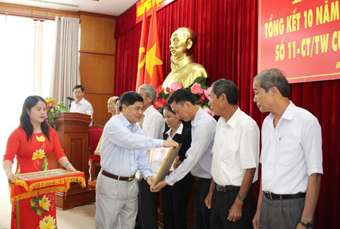 Phó Bí thư Thường trực Tỉnh ủy Phạm Minh Tấn trao Bằng khen tặng các tập thể đạt thành tích xuất sắc trong thực hiện Chỉ thị số 11 của Bộ Chính trị. 