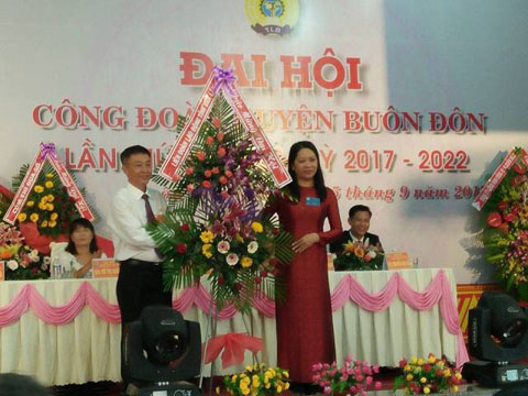 Lãnh đạo Liên đoàn Lao động tỉnh tặng hoa chúc mừng Đại hội.