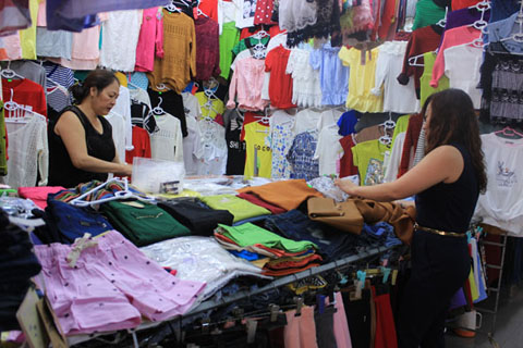 Người tiêu dùng chọn mua hàng tại chợ Trung tâm Buôn Ma Thuột. 