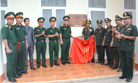 Bộ Chỉ huy Quân sự tỉnh tặng nhà làm việc cho Tiểu khu quân sự Mundulkiri (Quân đội Hoàng gia Campuchia).  Ảnh: Đ. Triều