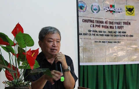 Ông Huỳnh Quốc Thích, Phó Giám đốc Sở Nông nghiệp và phát triển nông thôn thông tin với người dân về tình hình sản xuất, kinh doanh cà phê trên địa bàn tỉnh