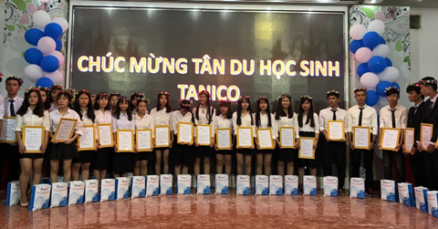 Các du học sinh Nhật Bản và Hàn Quốc nhận Giấy chứng nhận tốt nghiệp.