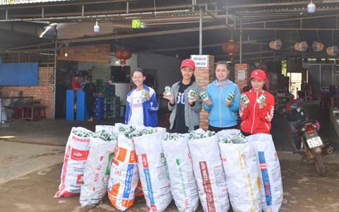 Thành viên nhóm Hành trình Đỏ Đắk Lắk thu gom và bán lon bia để tổ chức hoạt động thiện nguyện  mùa Trung thu.  