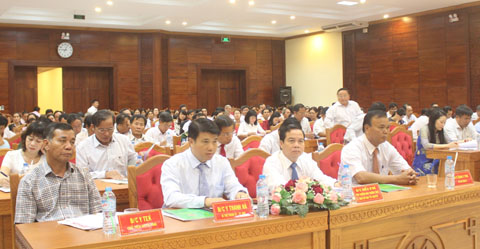 Bí thư Tỉnh ủy Êban Y Phu trao bức trướng tặng Chi nhánh NHCSXH tỉnh
