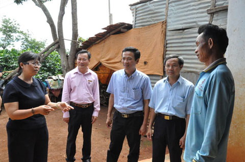     Trưởng Ban  Dân tộc HĐND tỉnh H'Kim Hoa Byă  (bìa trái) kiểm tra hiệu quả  vốn vay NHCSXH  tại huyện Krông Năng.     Ảnh:  G. Nam