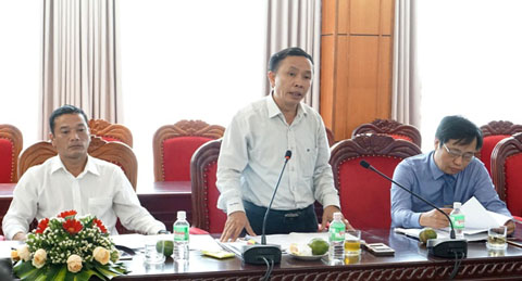 Hiệu trưởng Trường Chính trị tỉnh Lê Đình Hoan đóng góp ý kiến tại buổi làm việc.