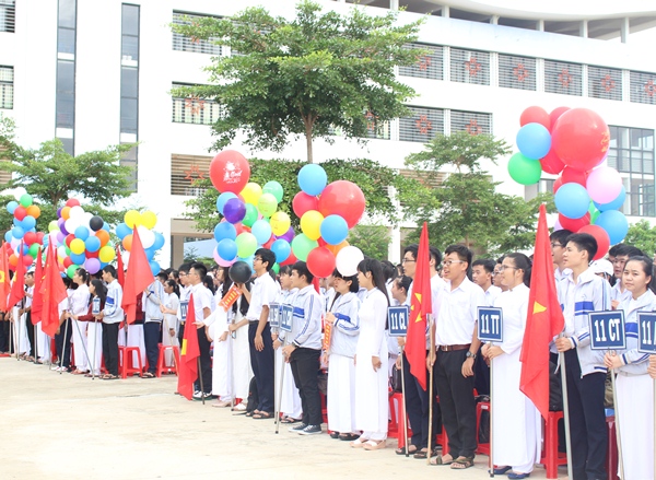Học sinh Trường THPT Chuyên Nguyễn Du tham dự Lễ khai giảng năm học mới. Ảnh minh họa