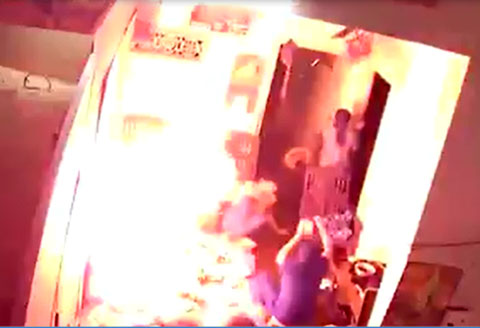 Clip: Bình gas mini phát nổ giữa 8 người đang ăn - Ảnh 2.