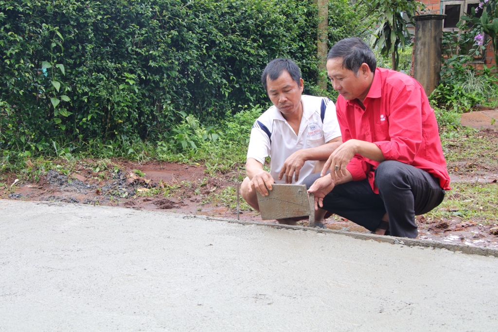 Người dân và Ban  tự quản thôn  Ea Sia A, xã Ea Nam (huyện  Ea Hleo) kiểm tra mặt đường bê tông hóa.