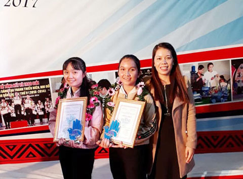 Cô Hoàng Thị Năm (bìa phải) và các học sinh đoạt giải  trong Cuộc thi sáng tạo Khoa học kỹ thuật thanh thiếu nhi tỉnh năm học 2016-2017. 