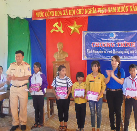 Đại diện Đoàn Cơ sở Công an huyện Ea Kar tặng quà cho học sinh nghèo vượt khó, học giỏi tại xã Cư Elang.