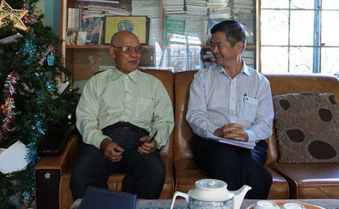 Lãnh đạo Ban Dân vận Huyện ủy Cư M'gar (bìa phải) thăm hỏi gia đình  mục sư Y Ky Êban ở Chi hội Tin lành Ea Tul.  
