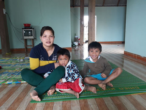 Mẹ con chị H’Tui Byă (buôn Choă, xã Krông Jing, huyện M’Đrắk) trong ngôi nhà mới được xây dựng.  