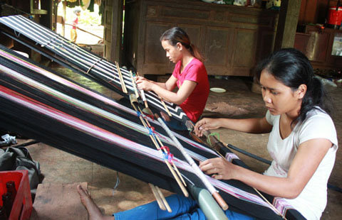 Phụ nữ buôn Tơng Jú (xã Ea Kao, TP. Buôn Ma Thuột) đã có việc  làm thêm sau khi học nghề dệt thổ cẩm.   