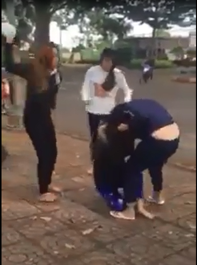 2 nhóm thiếu nữ dùng nón bảo hiểm lao vào đánh nhau - Ảnh 2