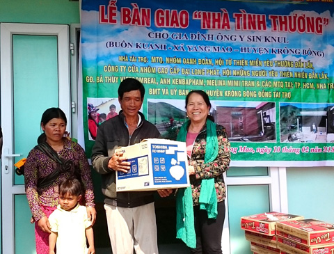 Chủ tịch Hội Bảo trợ người tàn tật và trẻ mồ côi tỉnh Nguyễn Thị Vân tặng quà cho gia đình anh Y Sin Knul  ở xã Yang Mao, huyện Krông Bông. 