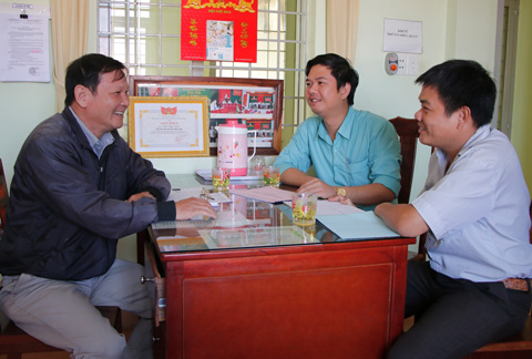 Ông Vũ Văn Chung (bìa trái) trao đổi với các đảng viên trẻ phường Tân Tiến. 