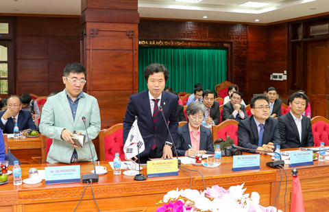 Ông Kim Seunghwan (người đứng bên phải), Tổng Giám đốc Sở Giáo dục tỉnh Jeollabuk phát biểu tại buổi lễ. Ảnh: H. Gia