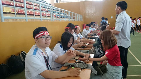  Đoàn viên, thanh niên Trường Đại học Tây Nguyên tham gia hiến máu. 