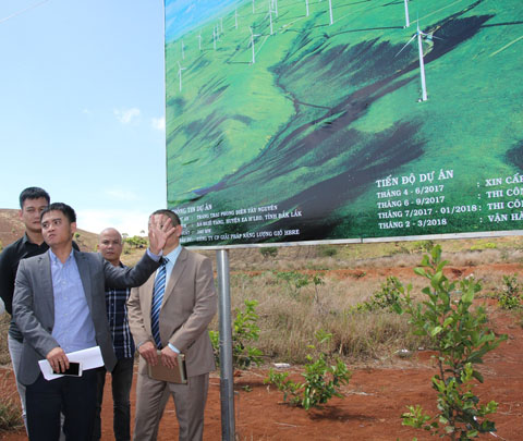 Đại diện Công ty Cổ phần năng lượng gió HBRE giới thiệu về Dự án Trang trại phong điện Tây Nguyên tại xã Dliê Yang, huyện Ea H'leo